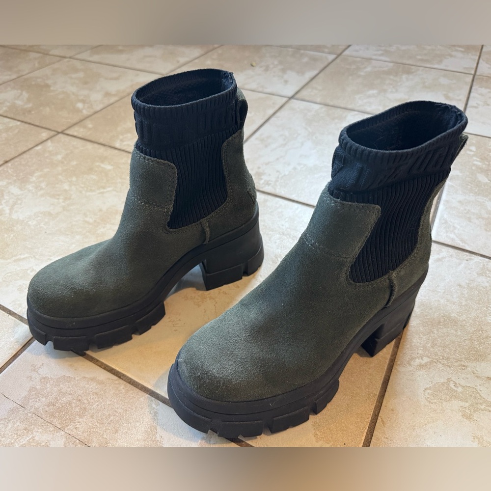 UGG Black and Olive Moxy Chelsea Ankle Boots